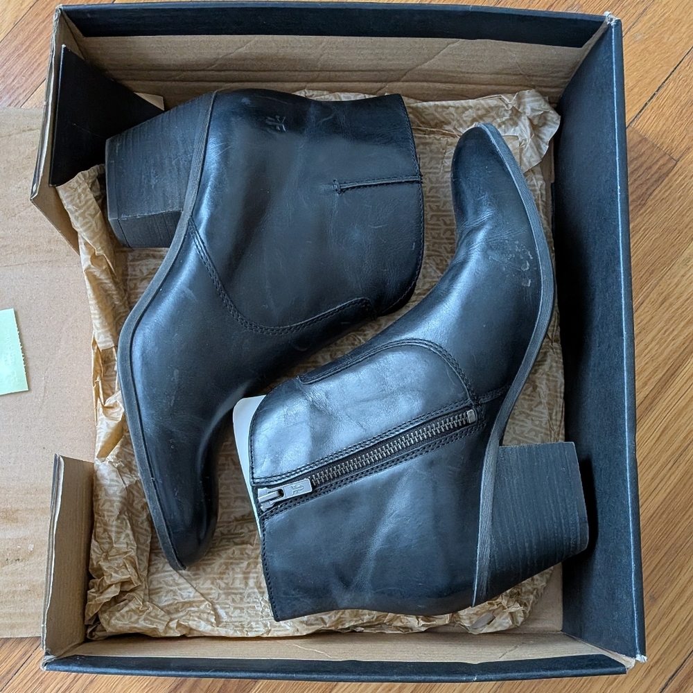 FRYE Judith Seam Bootie Black Leather Bootie, size 10